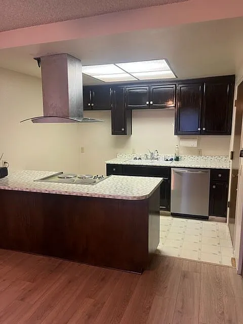 2 bed, 1.0 bath, 882 sqft, $1,725 — Photo 2