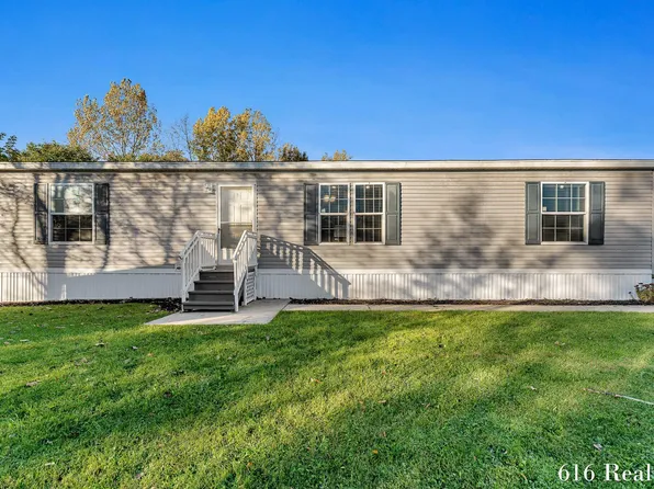 1412 Red Oak Ln NE, Belmont, MI 49306