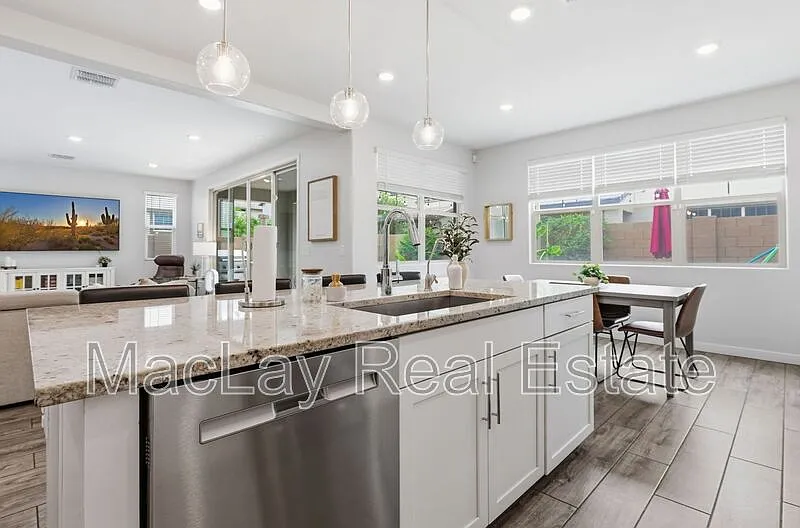 5 bed, 3.0 bath, 2719 sqft, $3,500 — Photo 4