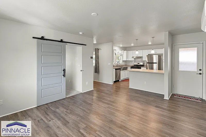 3 bed, 2.0 bath, 1092 sqft, $3,800 — Photo 4