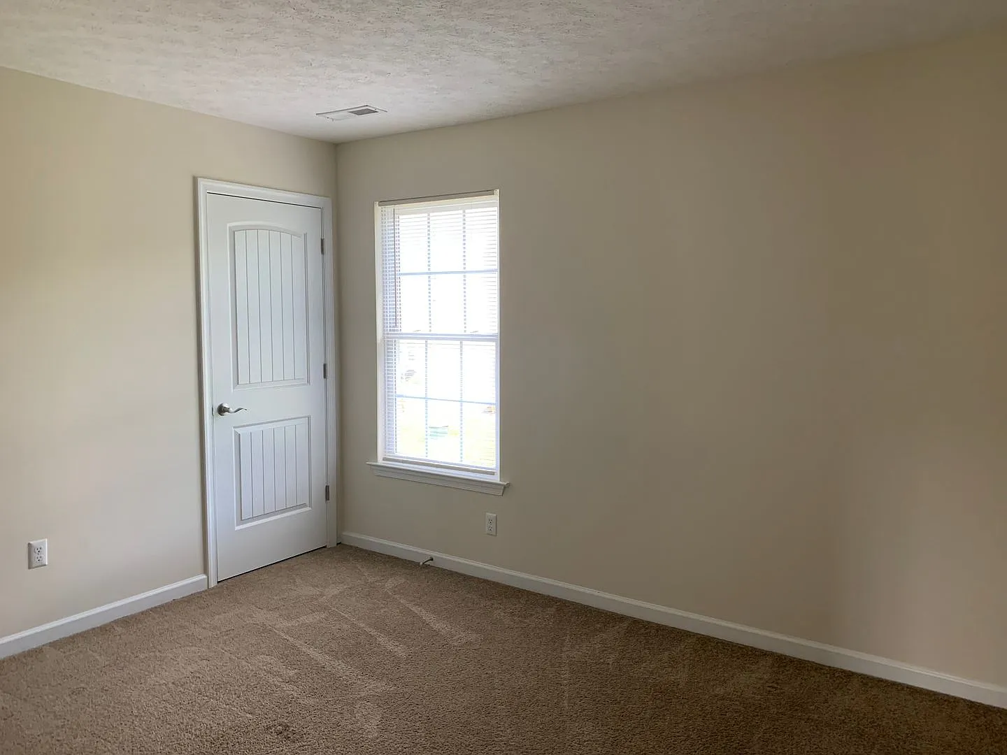Three Level Townhome off Wards Road — Photo 4