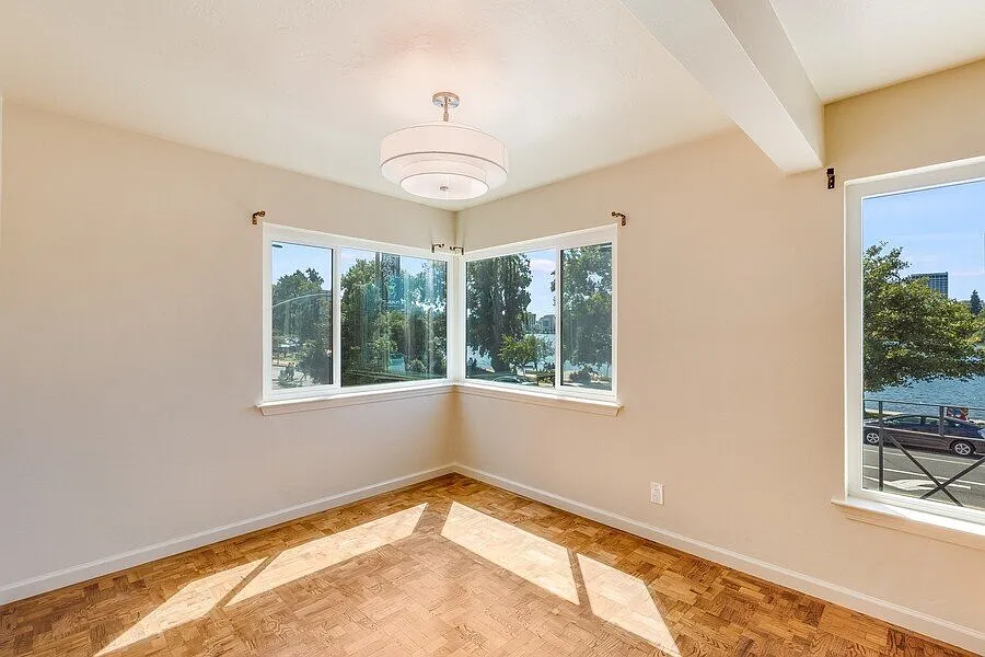 2208 Lakeshore Ave — Photo 2