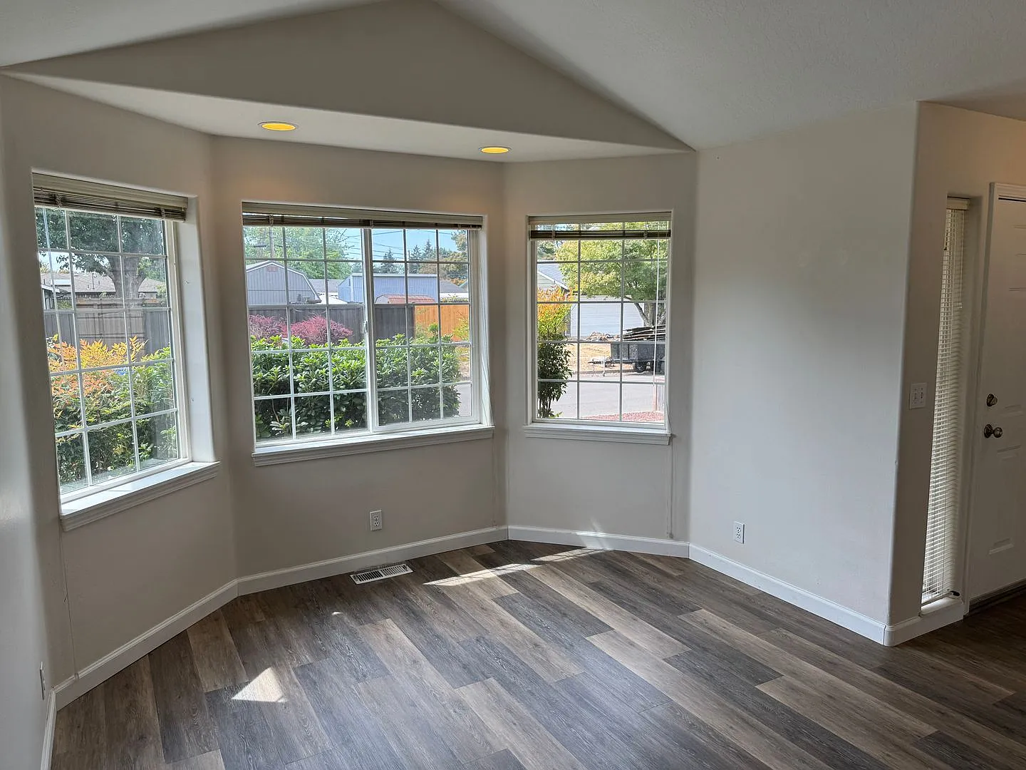 2 bedroom 1 bath duplex with garage! — Photo 4