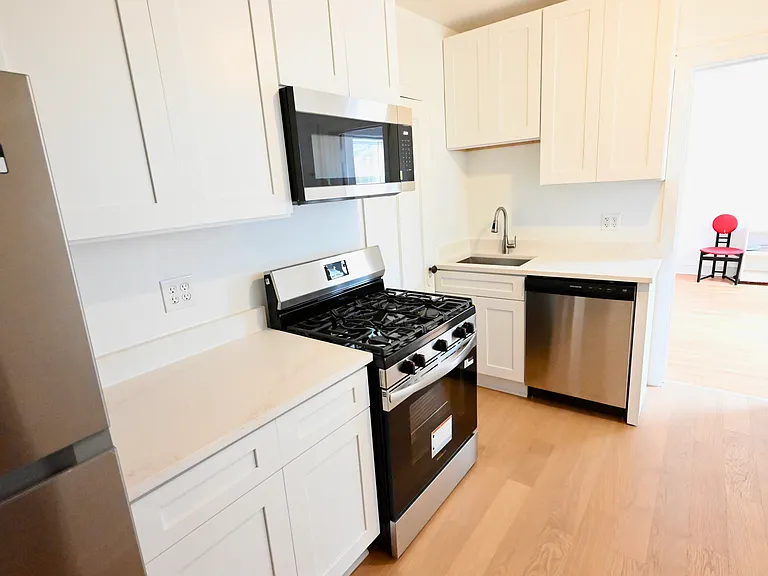 2421 W Ardmore Ave #1 — Photo 2