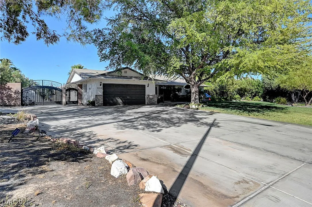 3 bed, 2.0 bath, 2424 sqft, $5,395 — Photo 3