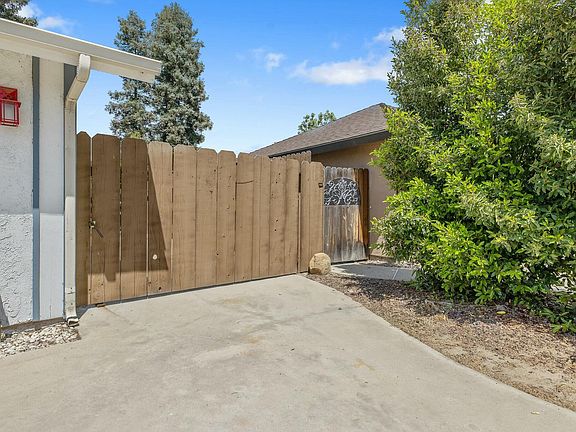 4th image of 1116 E Paradise Avenue