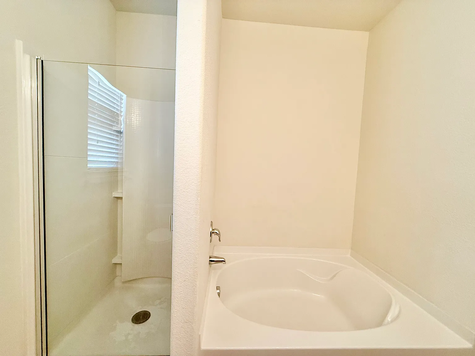 3 bed, 1975 sqft, $2,300 — Photo 3