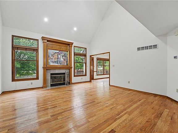 3rd image of 809 NE Jamestown Ct