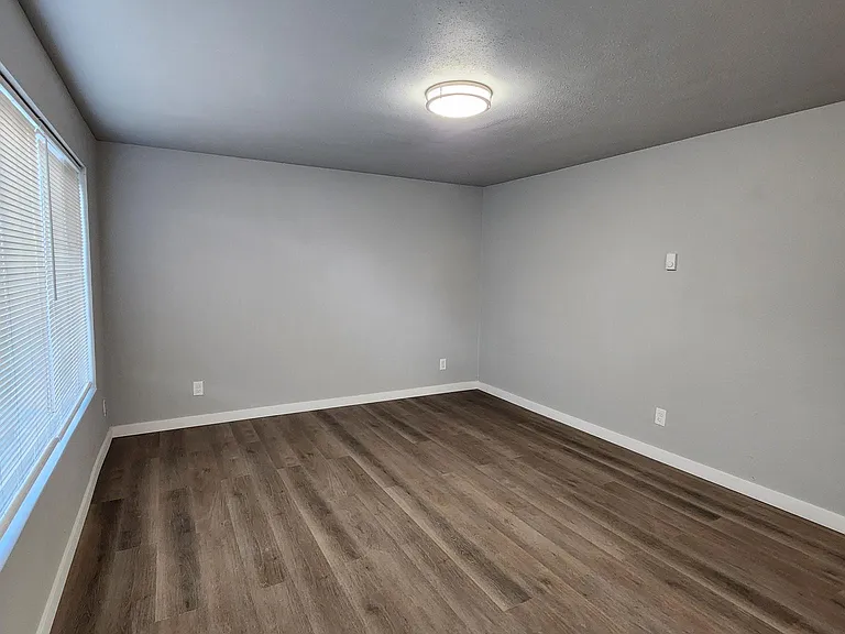 819 E 2nd St #1 — Photo 10