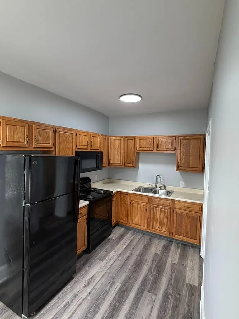 936 W 4th St - 4 — Photo 3