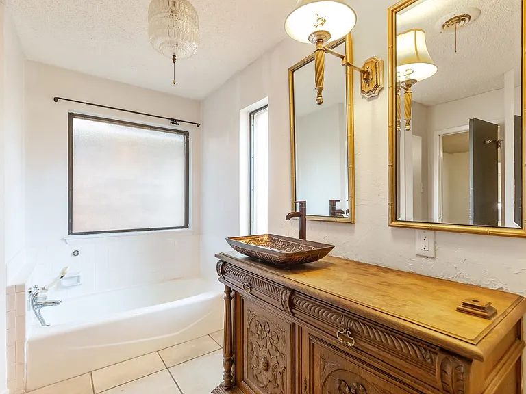 2601 Edgemont Dr — Photo 25