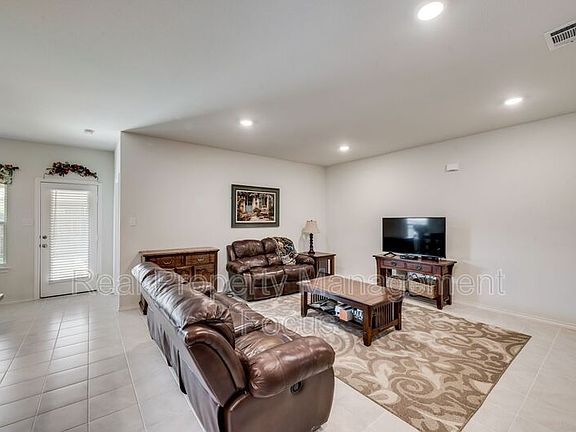 5th image of 809 Meadow Wood Ln
