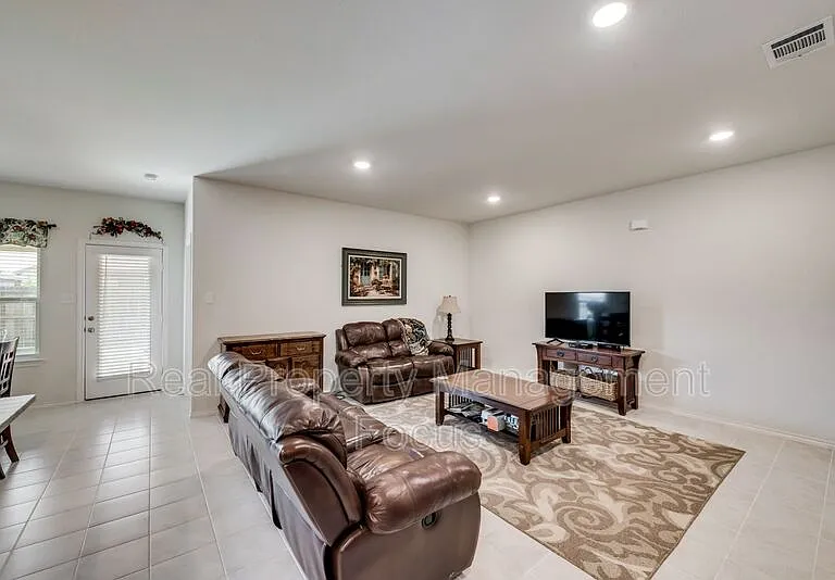 809 Meadow Wood Ln — Photo 5