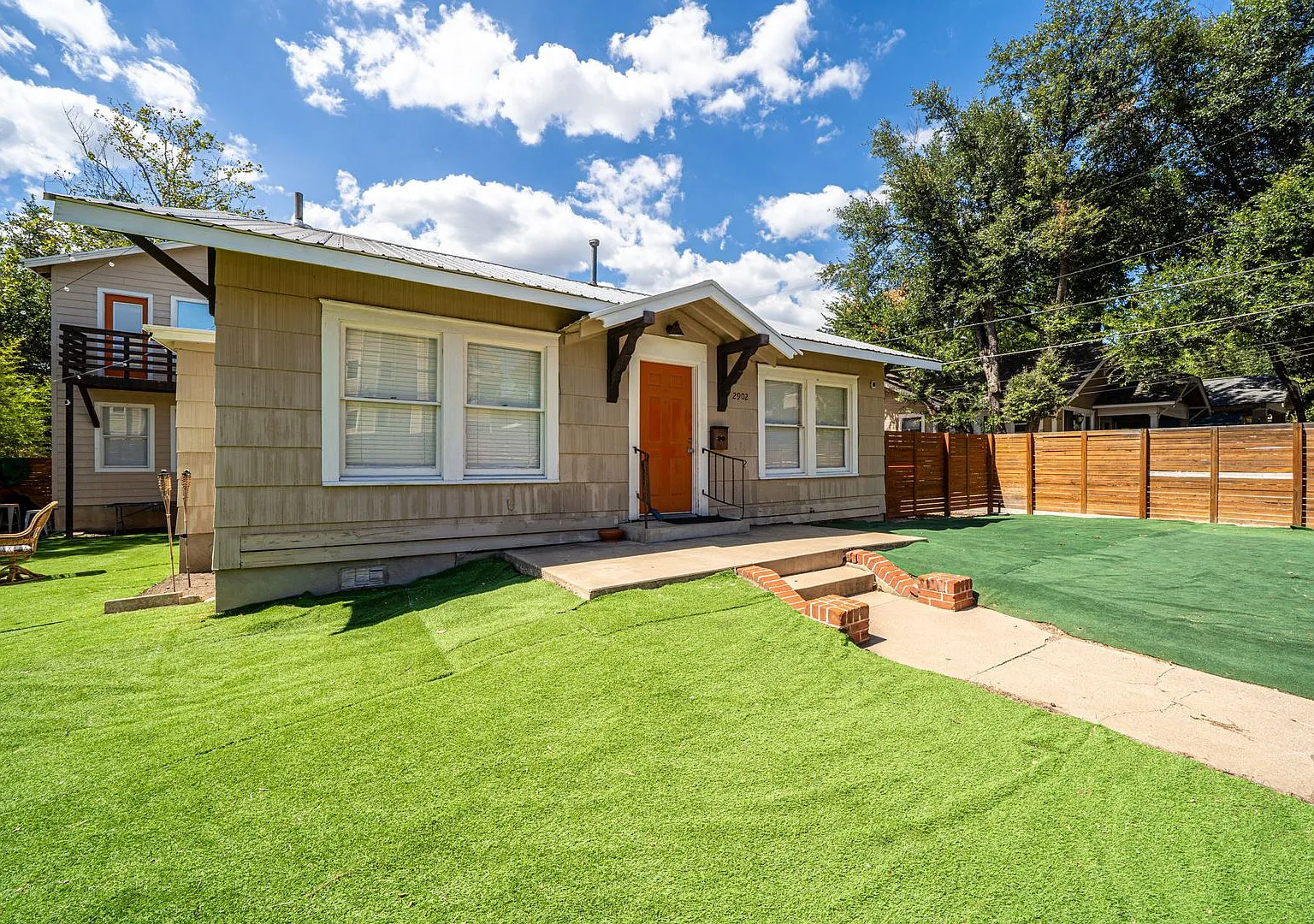 Ut Pre-Lease: 5 Bed / 3 Bath Remodeled West Campus House, Walk To Ut, Entertainment, Restaurants,... — Photo 2