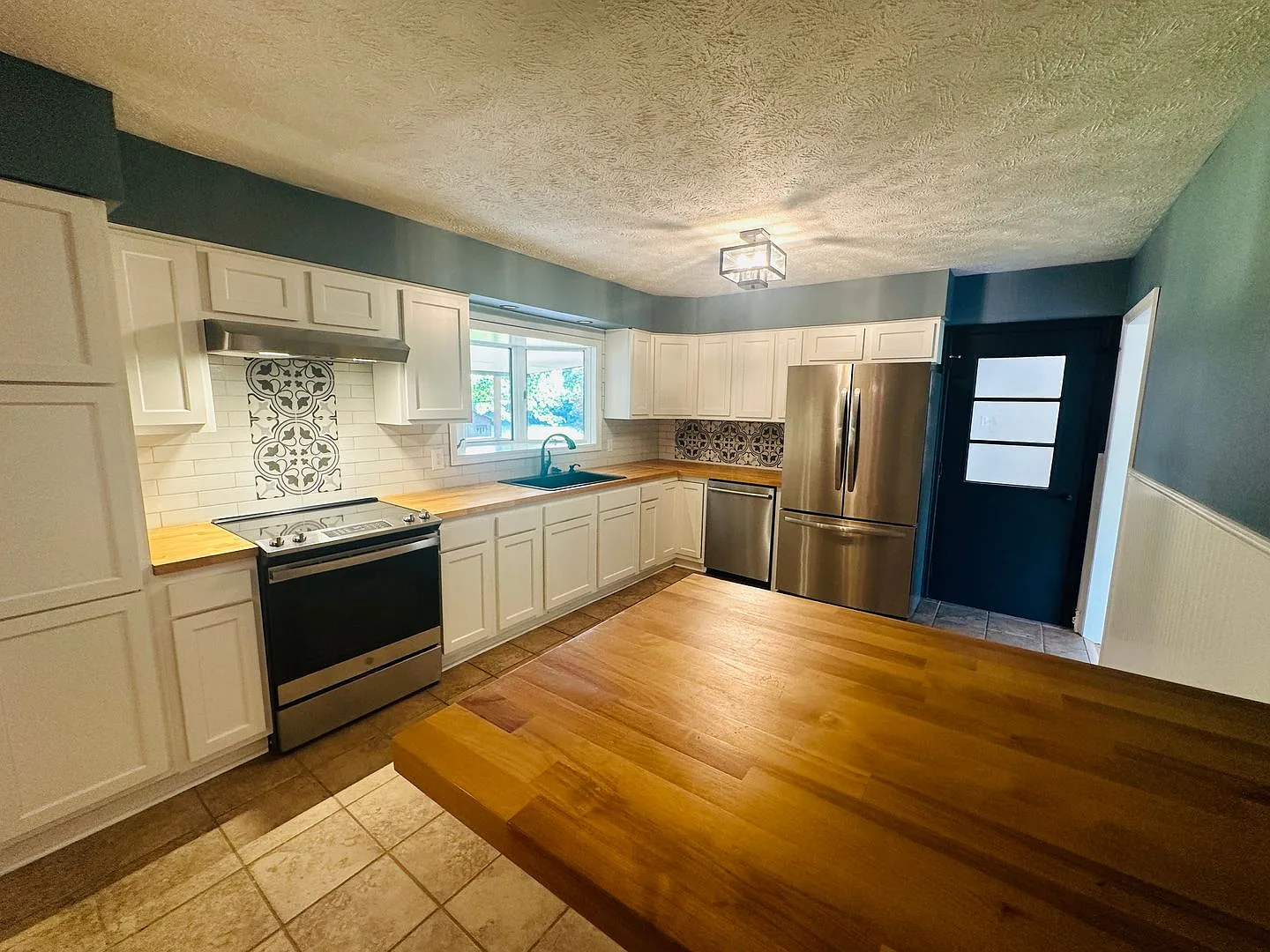 Large 2 bed/2bath & 2-car garage on huge yard — Photo 4