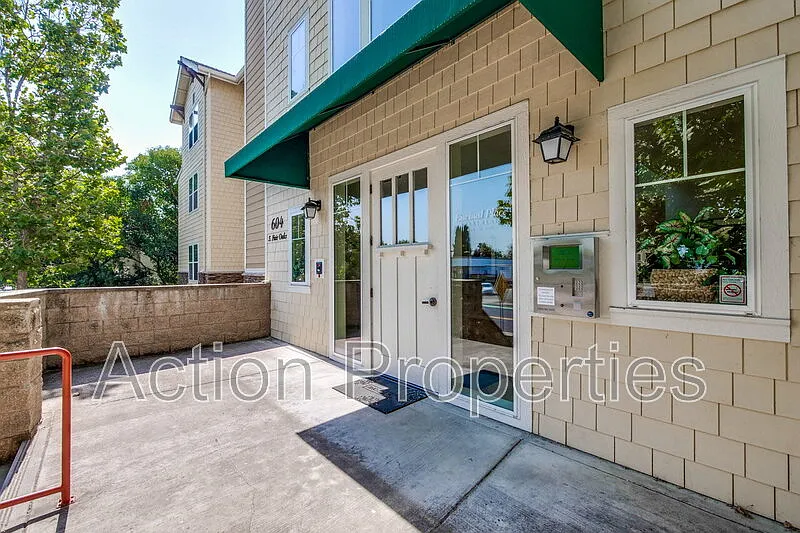 2 bed, 2.0 bath, 1080 sqft, $3,595 — Photo 2