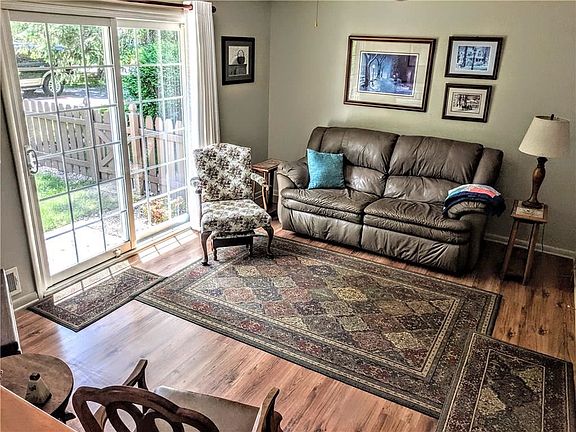 3rd image of 42 Meadowview Dr