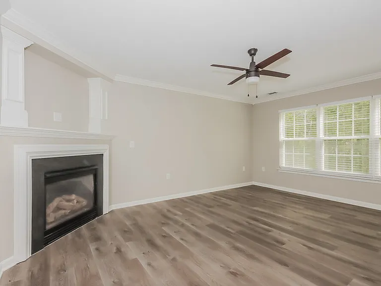 142 Hampshire Dr — Photo 3