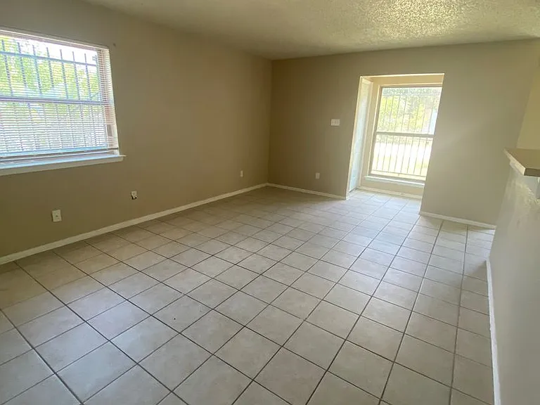 904 Isbell Rd — Photo 7