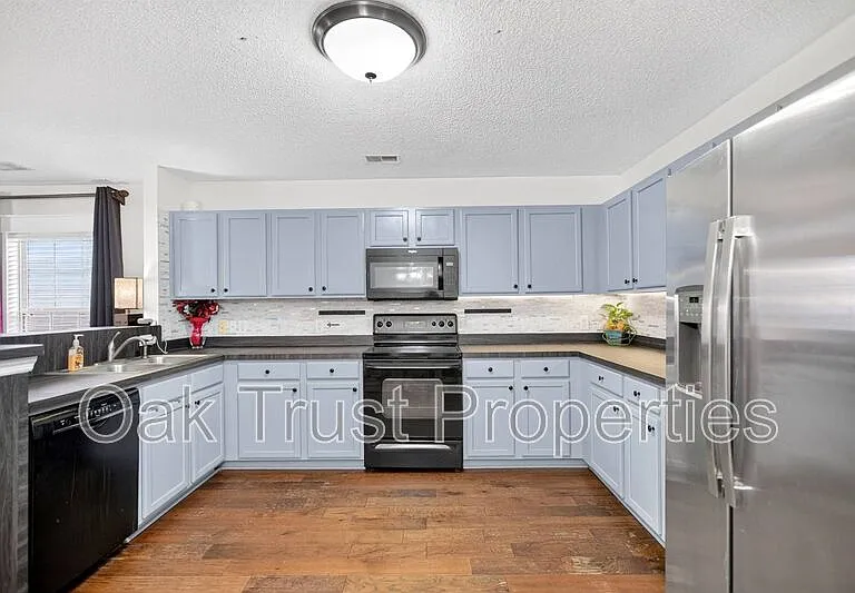 137 Venice St — Photo 9