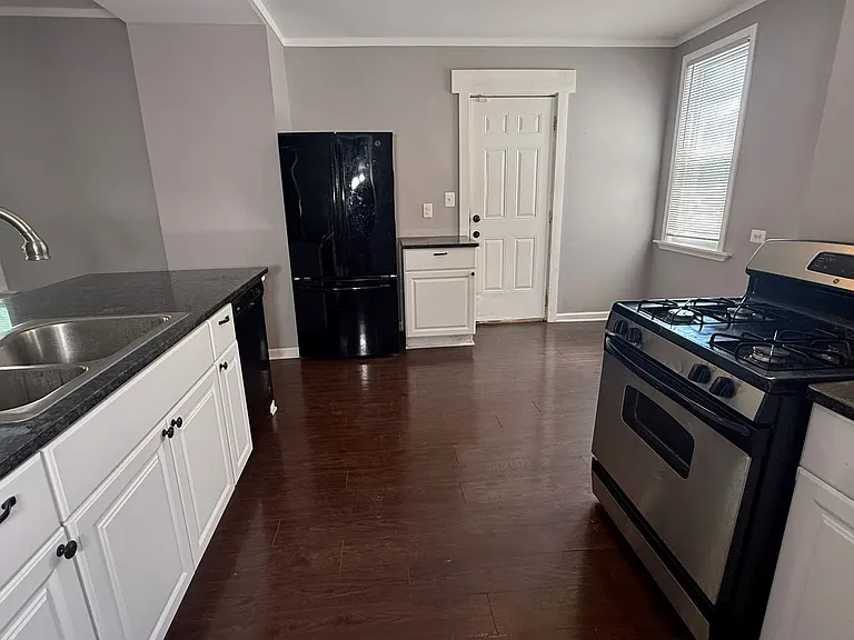 151 Calvert St — Photo 14