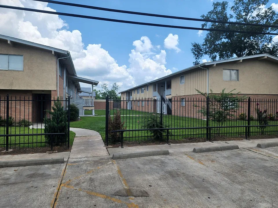 1604 W Cherry Ave