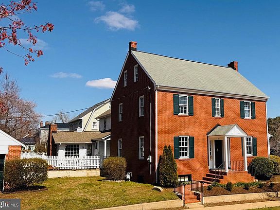 2nd image of 901 Monroe St