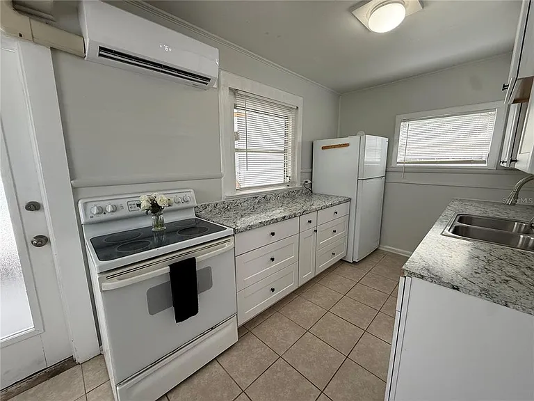 408 3rd Ave E #A — Photo 3