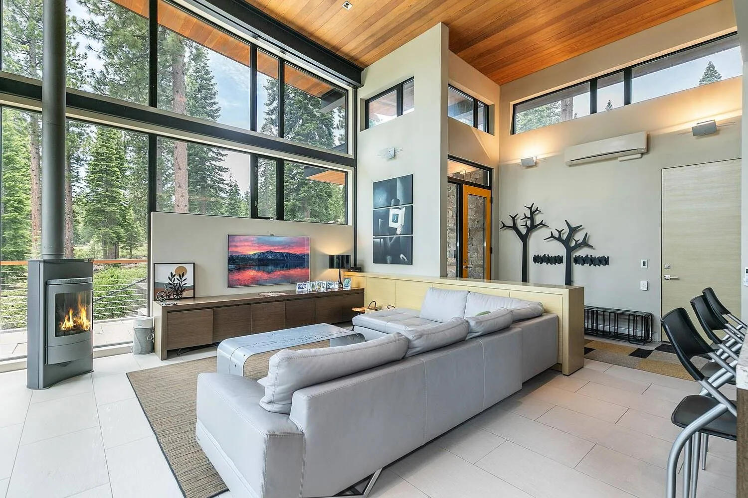 2 bed, 1200 sqft, $9,000 — Photo 2