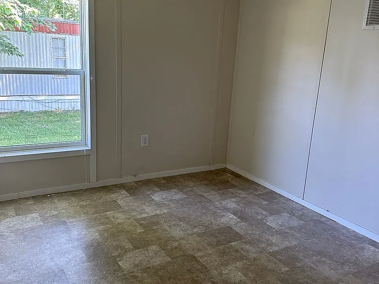 2501 S Broadway Ave — Photo 38