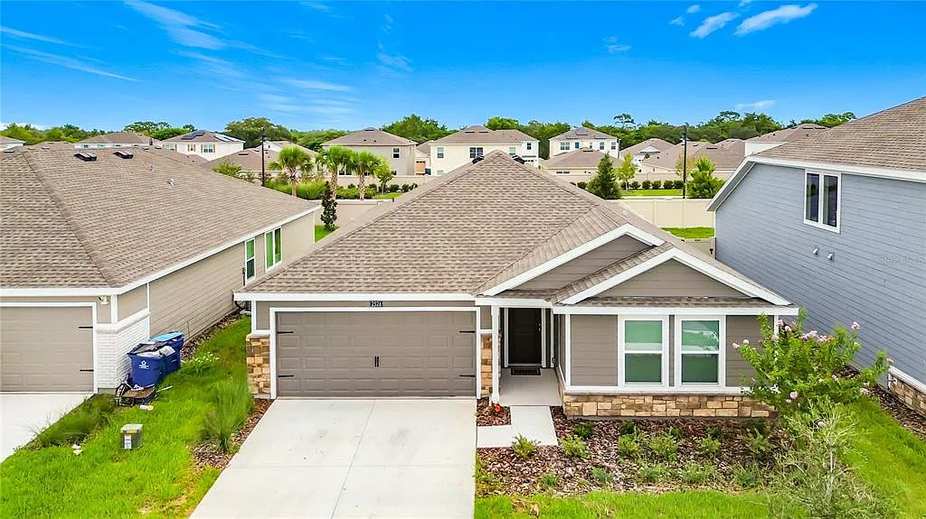 4 bed, 2.0 bath, 1400 sqft, $2,100 — Photo 3