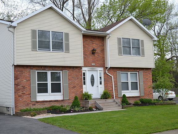 2nd image of 917 Remington Dr