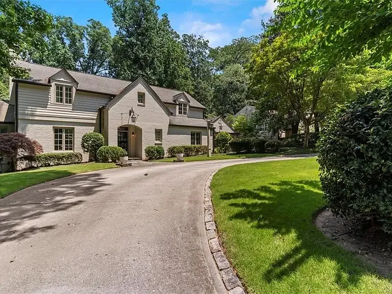 3825 Peachtree Dunwoody Rd NE — Photo 77