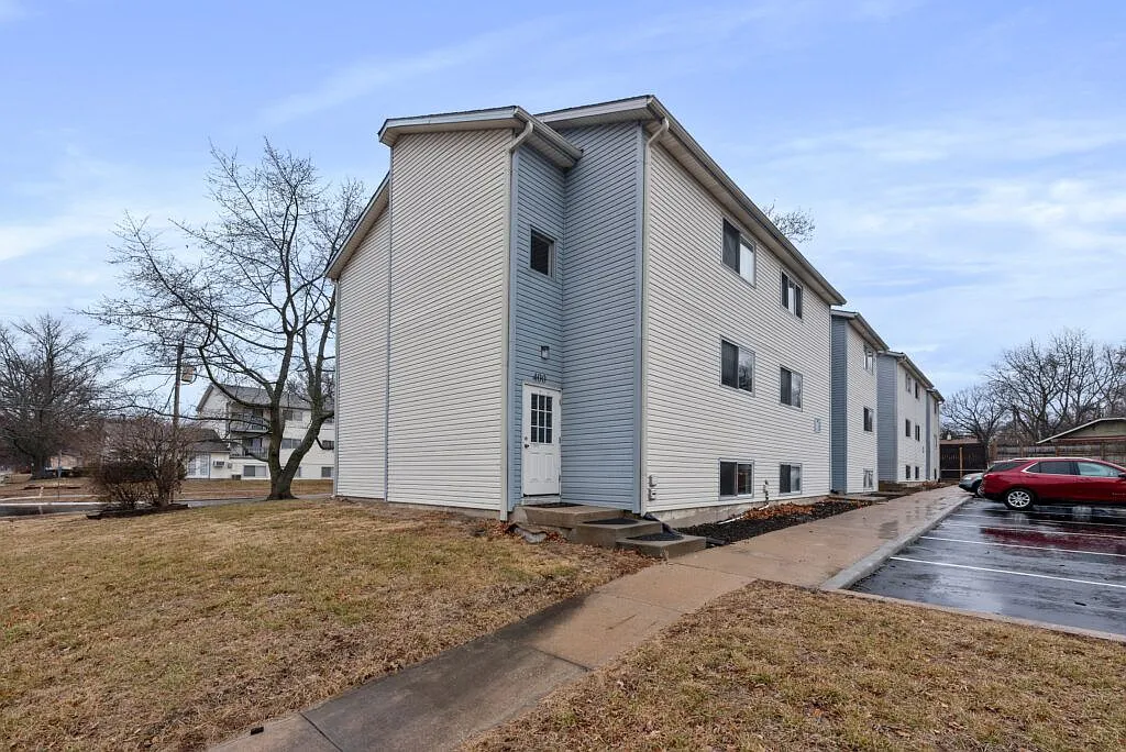 POPLAR PLACE — Photo 2