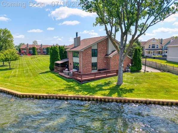 2226 Bowles St, Fenton, MI 48430