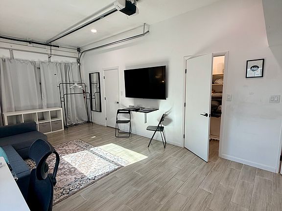 5th image of 147 42nd Ave NE #3