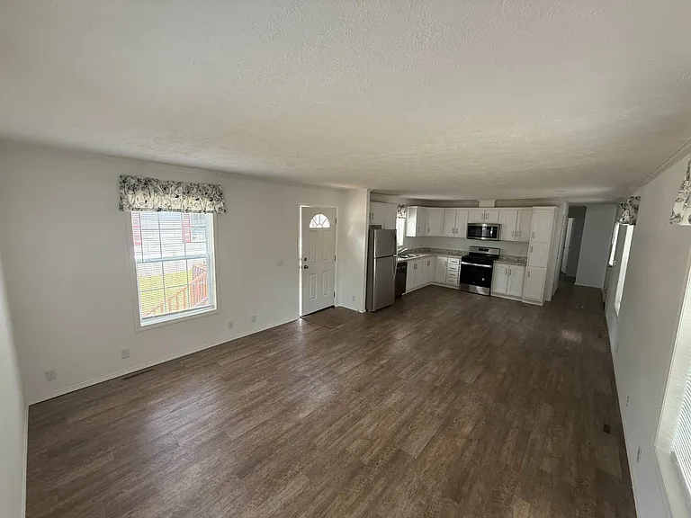 93 Curtis Ln — Photo 3