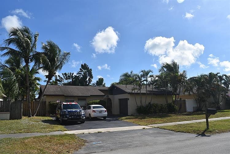 1st image of 300 NW 40th Ter