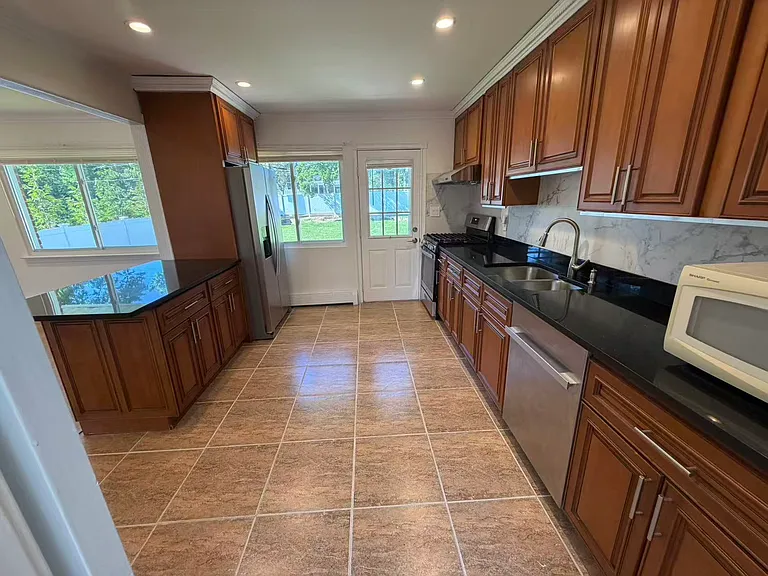 106 Robbins Ln — Photo 8