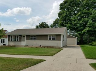 1028 Lincoln Dr E, West Bend, WI 53095