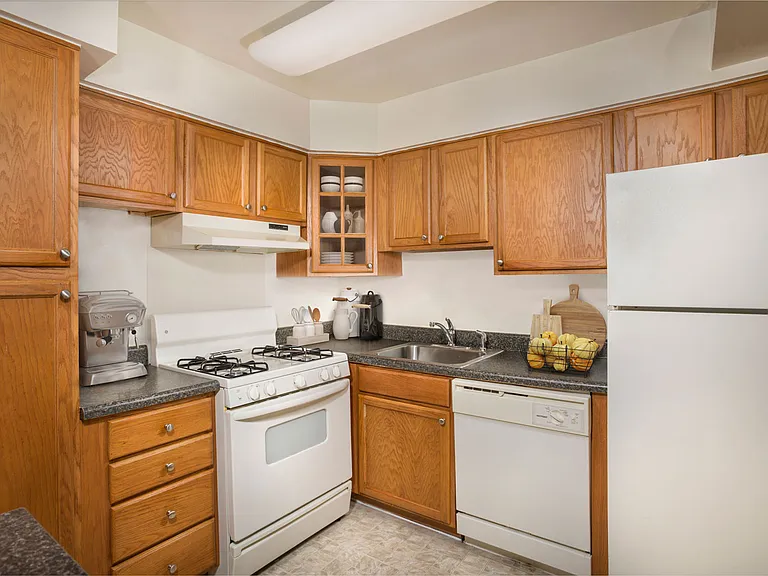 Whitehall Square Apartments — Photo 5