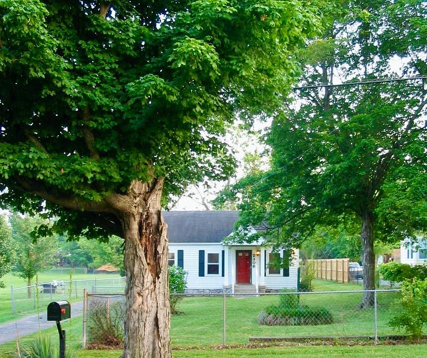 EAST NASHVILLE HALF ACRE W/separate 350+sq ft building minutes from restaurants, shopping town, Vandy, Belmont, great neighborhood