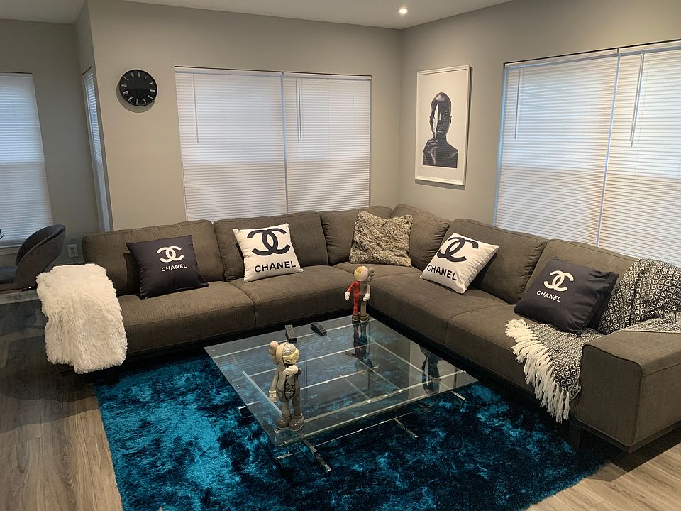 LIVINGROOM WITH FURNITURE JUST FOR SHOW