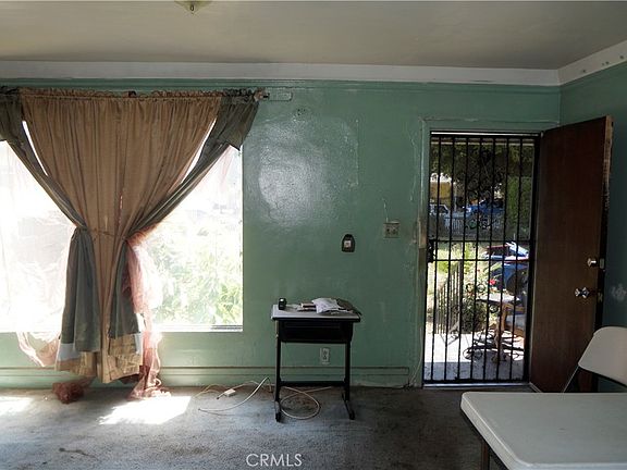 4th image of 937 E 91st St