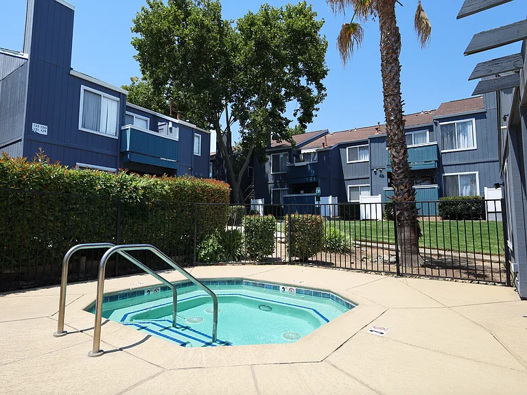 Sierra Ridge Apartments — Photo 13