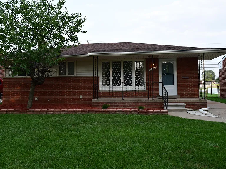 2459 Medford St — Photo 1