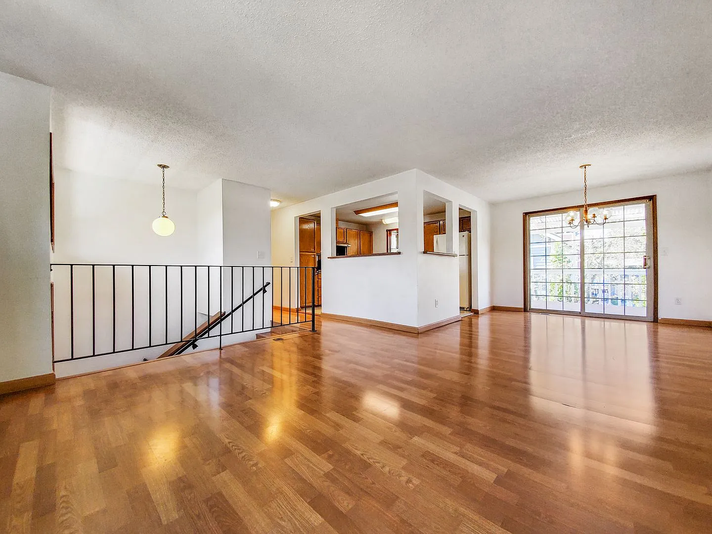 Spacious 5Bedroom Split Entry Home on Private Street Near I5 — Photo 4