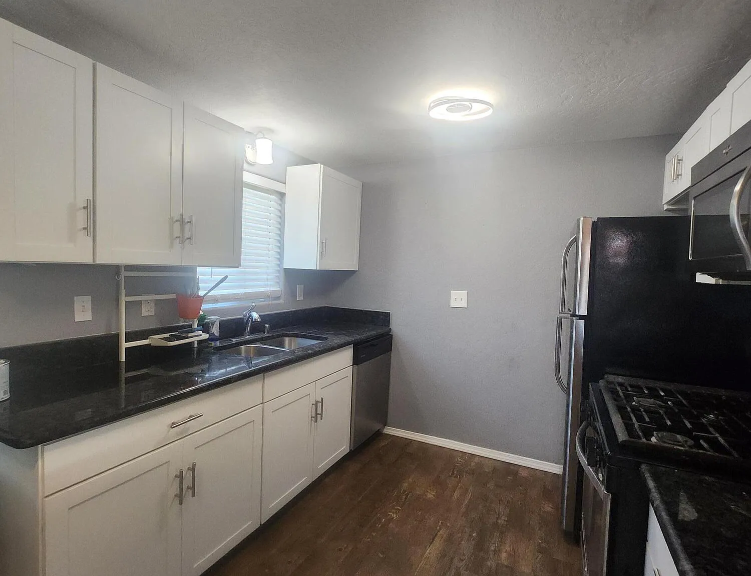 3 bed, 2.0 bath, 1014 sqft, $1,900 — Photo 1