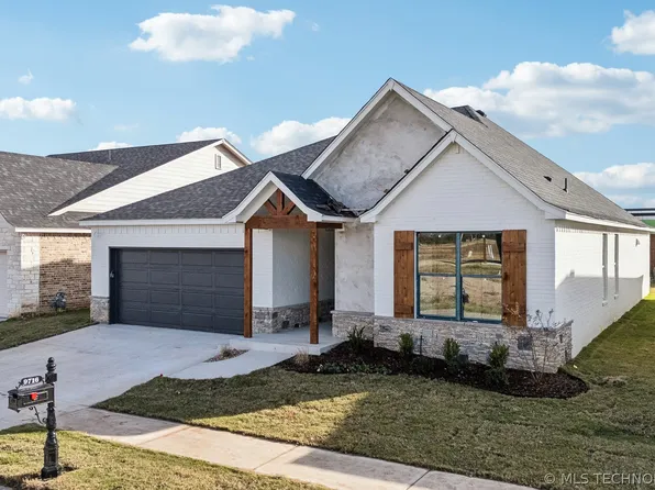 9716 E 132nd St, Bixby, OK 74008