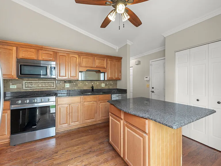 1055 Devonshire Ave #1055 — Photo 7